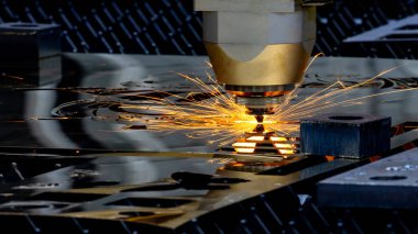CNC lazer kesme makinesi hassas metal üretim teknolojisi modern endüstri, yüksek duyarlı CNC lazer kesme makinesi endüstriyel metal levha imalatı kıvılcımlı.