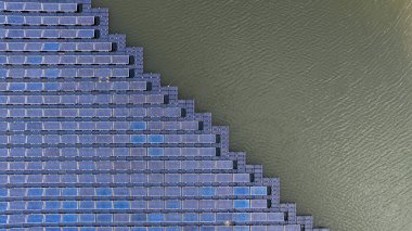 Yüzen güneş paneli platformu sistemi, yüzen güneş fotovoltaik panel sistemi Endüstri gölü göleti su birikintisi, yenilenebilir enerji tasarrufu temiz enerji.