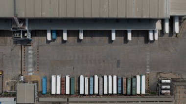 Lojistik park depolama malları, dağıtım deposu nakliye zinciri, iş taşımacılığı lojistik nakliye kargo kargoyu yarı kamyon karavanıyla