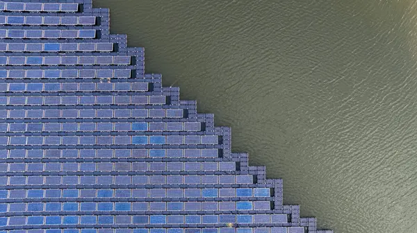 Yüzen güneş paneli platformu sistemi, yüzen güneş fotovoltaik panel sistemi Endüstri gölü göleti su birikintisi, yenilenebilir enerji tasarrufu temiz enerji.