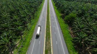 Otoyol lojistik kargo taşımacılığındaki hava manzaralı kargo kamyonu, karayolu kargo taşımacılığındaki yarı kamyon nakliye zinciri nakliye taşımacılığı dağıtımı, küresel lojistik nakliye kamyonu kargo kamyonu.