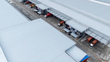 Lojistik park depolama malları, dağıtım deposu nakliye zinciri, iş taşımacılığı lojistik nakliye kargo kargoyu yarı kamyon karavanıyla