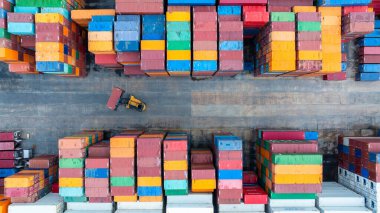 Hava görüntüsü küresel lojistik nakliye konteynırı uluslararası terminal limanı, konteynır sanayi ithalat limanı konteynır kargo gemisi, deniz nakliye konteynırı.