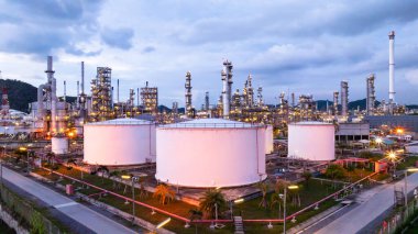 Alacakaranlık aydınlatmalı depolama tankı altyapısı petrol rafinerisi petrol rafinerisi fabrikası fabrikası endüstrisi, küresel enerji rafinerisi petrol rafinerisi depolama tankı.