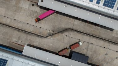 Lojistik park depolama malları, dağıtım deposu nakliye zinciri, iş taşımacılığı lojistik nakliye kargo kargoyu yarı kamyon karavanıyla.