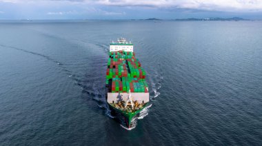 Denizde tam dolu konteyner kargo gemisi, küresel lojistik deniz nakliye taşımacılığı, konteyner kargo gemisi uluslararası ithalat ihracat ihracat lojistik deniz nakliye konteynırı kargo taşımacılığı.