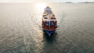 Aerial view konteynır kargo gemisi nakliye uluslararası, Global ticari nakliye ithalat ihracat lojistik nakliye konteynır gemisi, konteynır kargo gemisi deniz konteynır gemisi.