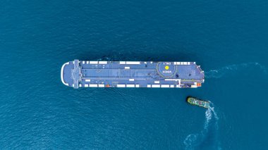 Hava manzaralı RoRo Gemisi lojistik ve ulaşım deniz taşımacılığı, Kargo ve RoRo gemisi açılıp kapanan gemi, RO-RO-Roll kapalı.