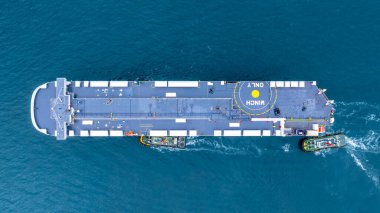 Hava manzaralı RoRo Gemisi lojistik ve ulaşım deniz taşımacılığı, Kargo ve RoRo gemisi açılıp kapanan gemi, RO-RO-Roll kapalı.