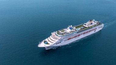 Deniz mavisi deniz üzerindeki lüks okyanus yolcu gemisi, modern seyahat tarzı lüks yolcu gemisi, modern deniz işi okyanus turizmi, küresel iş yolcu gemisi gemisi sanayisi..
