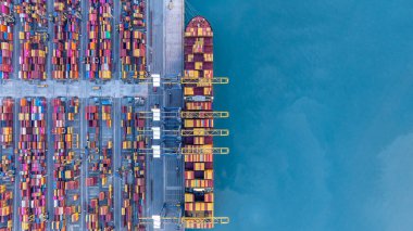 Aerial view konteynır kargo gemisi nakliye uluslararası, Global ticari nakliye ithalat ihracat lojistik nakliye konteynır gemisi, konteynır kargo gemisi deniz konteynır gemisi.