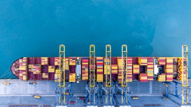 Aerial view konteynır kargo gemisi nakliye uluslararası, Global ticari nakliye ithalat ihracat lojistik nakliye konteynır gemisi, konteynır kargo gemisi deniz konteynır gemisi.