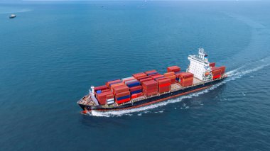 Aerial view konteynır kargo gemisi nakliye uluslararası, Global ticari nakliye ithalat ihracat lojistik nakliye konteynır gemisi, konteynır kargo gemisi deniz konteynır gemisi.