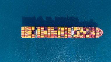 Aerial view konteynır kargo gemisi nakliye uluslararası, Global ticari nakliye ithalat ihracat lojistik nakliye konteynır gemisi, konteynır kargo gemisi deniz konteynır gemisi.