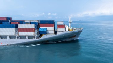 Aerial view konteynır kargo gemisi nakliye uluslararası, Global ticari nakliye ithalat ihracat lojistik nakliye konteynır gemisi, konteynır kargo gemisi deniz konteynır gemisi.
