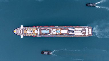 Deniz mavisi deniz üzerindeki lüks okyanus yolcu gemisi, modern seyahat tarzı lüks yolcu gemisi, modern deniz işi okyanus turizmi, küresel iş yolcu gemisi gemisi sanayisi..