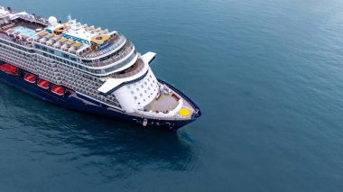 Deniz mavisi deniz üzerindeki lüks okyanus yolcu gemisi, modern seyahat tarzı lüks yolcu gemisi, modern deniz işi okyanus turizmi, küresel iş yolcu gemisi gemisi sanayisi..