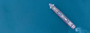 Deniz mavisi deniz üzerindeki lüks okyanus yolcu gemisi, modern seyahat tarzı lüks yolcu gemisi, modern deniz işi okyanus turizmi, küresel iş yolcu gemisi gemisi sanayisi..