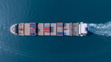 Aerial view konteynır kargo gemisi nakliye uluslararası, Global ticari nakliye ithalat ihracat lojistik nakliye konteynır gemisi, konteynır kargo gemisi deniz konteynır gemisi.