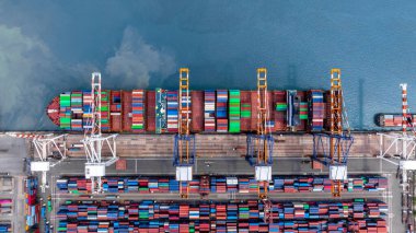 Aerial view konteynır kargo gemisi nakliye uluslararası, Global ticari nakliye ithalat ihracat lojistik nakliye konteynır gemisi, konteynır kargo gemisi deniz konteynır gemisi.