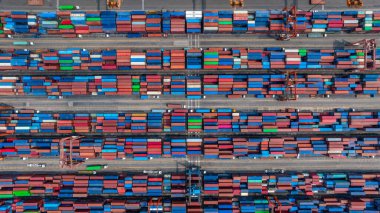 Uluslararası terminal limanında küresel iş görüşü lojistik taşıyıcı kargo, konteynır sanayi ithalat limanı konteynır kargo gemisi, deniz nakliye konteynırı kargo konteynırı.