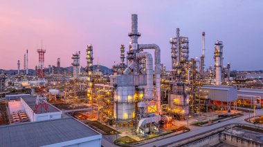 Geceleri hava manzaralı petrol ve gaz rafinerisi, küresel iş enerjisi lojistik taşımacılık, petrol ve gaz rafinerisi petrokimya endüstrisi, Petrokimyasal rafineri endüstriyel enerji tedarik zinciri.