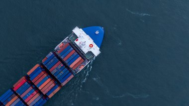 İnsansız hava aracı, konteynır gemisi veya kargo taşımacılığı lojistik ithalat ve konteyner gemisiyle açık denizde nakliye, kargo gemisi yükleyen konteynır.