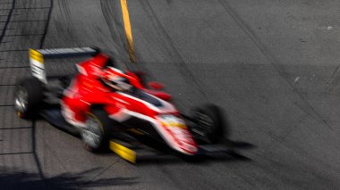 Motion Bulanık Yarış Arabası Hız Pistinde, Hareket Bulanık Süper Araba Yarışı Sokak Pistinde, Otomobil Otomotiv Taşımacılık Arkaplanı, Yarış Araba Sürüşü Sokak Pistinde.