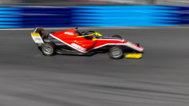 Hareket bulanık yarış arabası hız yolunda, hareket bulanık süper araba yarışı sokak pistinde, otomobil otomotiv taşıma aracı arka planda, 