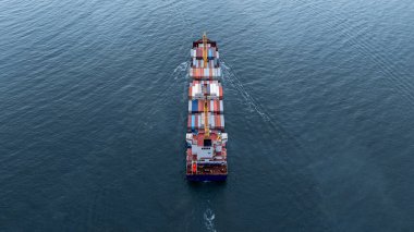 İnsansız hava aracı, konteynır gemisi veya kargo taşımacılığı lojistik ithalat ve konteyner gemisiyle açık denizde nakliye, kargo gemisi yükleyen konteynır.