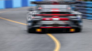 Hareket bulanık yarış arabası hız yolunda, hareket bulanık süper araba yarışı sokak pistinde, otomobil otomotiv taşıma aracı arka planda,