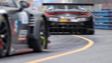 Hareket bulanık yarış arabası hız yolunda, hareket bulanık süper araba yarışı sokak pistinde, otomobil otomotiv taşıma aracı arka planda,