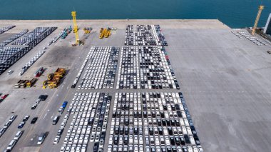 Uluslararası sanayi limanındaki hava manzaralı yeni arabalar, Global business ithalat yeni otomobiller lojistik ulaşım, ithalat için yeni otomobiller, ithalat için yeni park yeri kuyruğu.