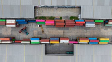 Lojistik park depolama malları, dağıtım deposu nakliye zinciri, iş taşımacılığı lojistik nakliye kargo kargoyu yarı kamyon karavanıyla.