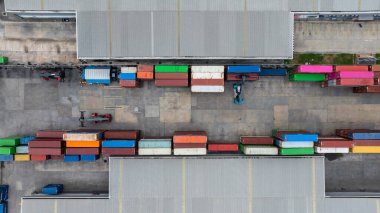 Lojistik park depolama malları, dağıtım deposu nakliye zinciri, iş taşımacılığı lojistik nakliye kargo kargoyu yarı kamyon karavanıyla.