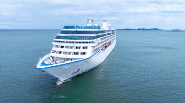 Okyanus denizinde hava manzaralı yolcu gemisi, lüks yolcu gemisi, modern deniz yolculuğu yaşam tarzı okyanus denizi, seyahat gemisi özel turizm seyahati, tatil izni..