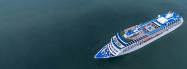 Okyanus denizinde hava manzaralı yolcu gemisi, lüks yolcu gemisi, modern deniz yolculuğu yaşam tarzı okyanus denizi, seyahat gemisi özel turizm seyahati, tatil izni..