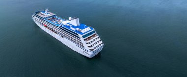 Okyanus denizinde hava manzaralı yolcu gemisi, lüks yolcu gemisi, modern deniz yolculuğu yaşam tarzı okyanus denizi, seyahat gemisi özel turizm seyahati, tatil izni..