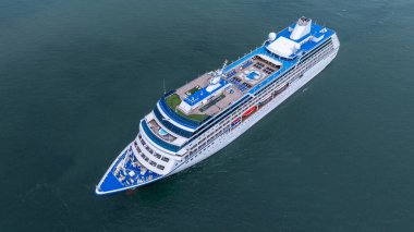 Okyanus denizinde hava manzaralı yolcu gemisi, lüks yolcu gemisi, modern deniz yolculuğu yaşam tarzı okyanus denizi, seyahat gemisi özel turizm seyahati, tatil izni..