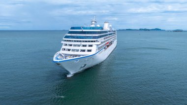 Okyanus denizinde hava manzaralı yolcu gemisi, lüks yolcu gemisi, modern deniz yolculuğu yaşam tarzı okyanus denizi, seyahat gemisi özel turizm seyahati, tatil izni..
