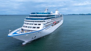 Okyanus denizinde hava manzaralı yolcu gemisi, lüks yolcu gemisi, modern deniz yolculuğu yaşam tarzı okyanus denizi, seyahat gemisi özel turizm seyahati, tatil izni..