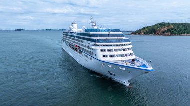 Okyanus denizinde hava manzaralı yolcu gemisi, lüks yolcu gemisi, modern deniz yolculuğu yaşam tarzı okyanus denizi, seyahat gemisi özel turizm seyahati, tatil izni..