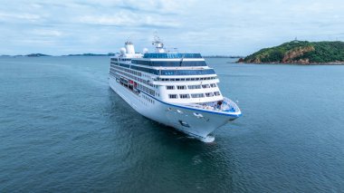 Okyanus denizinde hava manzaralı yolcu gemisi, lüks yolcu gemisi, modern deniz yolculuğu yaşam tarzı okyanus denizi, seyahat gemisi özel turizm seyahati, tatil izni..