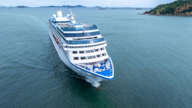 Okyanus denizinde hava manzaralı yolcu gemisi, lüks yolcu gemisi, modern deniz yolculuğu yaşam tarzı okyanus denizi, seyahat gemisi özel turizm seyahati, tatil izni..