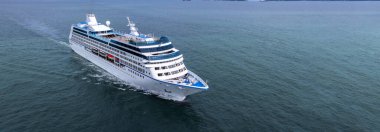 Okyanus denizinde hava manzaralı yolcu gemisi, lüks yolcu gemisi, modern deniz yolculuğu yaşam tarzı okyanus denizi, seyahat gemisi özel turizm seyahati, tatil izni..