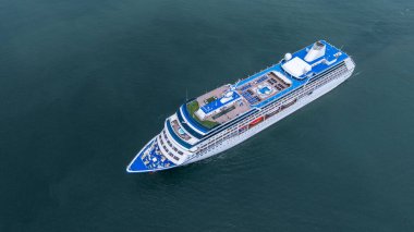 Okyanus denizinde hava manzaralı yolcu gemisi, lüks yolcu gemisi, modern deniz yolculuğu yaşam tarzı okyanus denizi, seyahat gemisi özel turizm seyahati, tatil izni..