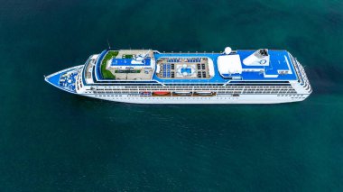 Okyanus denizinde hava manzaralı yolcu gemisi, lüks yolcu gemisi, modern deniz yolculuğu yaşam tarzı okyanus denizi, seyahat gemisi özel turizm seyahati, tatil izni..