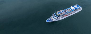 Okyanus denizinde hava manzaralı yolcu gemisi, lüks yolcu gemisi, modern deniz yolculuğu yaşam tarzı okyanus denizi, seyahat gemisi özel turizm seyahati, tatil izni..