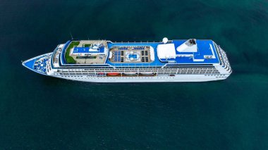 Okyanus denizinde hava manzaralı yolcu gemisi, lüks yolcu gemisi, modern deniz yolculuğu yaşam tarzı okyanus denizi, seyahat gemisi özel turizm seyahati, tatil izni..