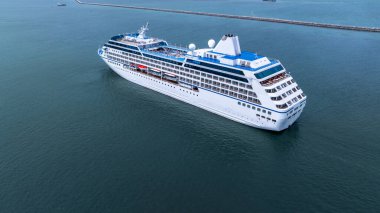 Okyanus denizinde hava manzaralı yolcu gemisi, lüks yolcu gemisi, modern deniz yolculuğu yaşam tarzı okyanus denizi, seyahat gemisi özel turizm seyahati, tatil izni..